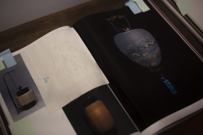 「Mame Kurogouchi（マメ クロゴウチ）」、制作のインスピレーション源を展示　2025年春夏コレクション「Katachi」の発売を記念