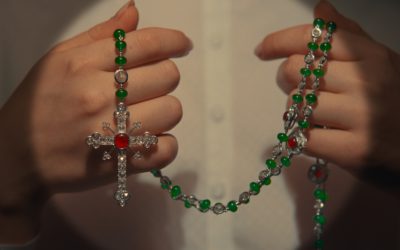 カルティエ、ウェス・アンダーソン監督映画のためにロザリオを制作　『THE PHOENICIAN SCHEME』は2025年9月公開