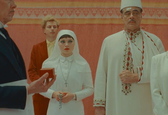 (L to R) Michael Cera as Bjorn, Mia Threapleton as Liesl, Benicio Del Toro as Zsa-Zsa Korda, and Scarlett Johansson as Cousin Hilda in director Wes Anderson's THE PHOENICIAN SCHEME, a Focus Features release. Credit: Courtesy of TPS Productions/Focus Features © 2025 All Rights Reserved.