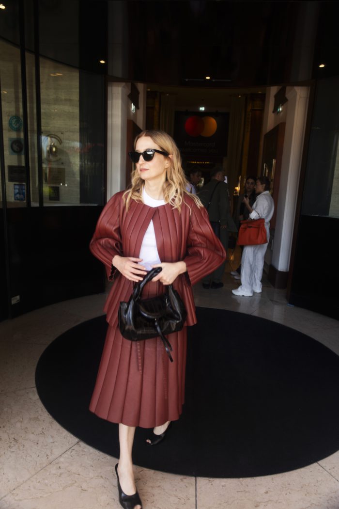 女優のアルバ・ロルヴァケルは、同イベントにて、イールレザー製の「フェンディ スパイ」を着用。メゾンのアイコニックな「ペカン」ディテールがイールレザーで施された、高級感あふれるデザインが特徴です。FENDI – ‘FENDI SPY’ 631,000円 (税込み・9月4日発売予定)