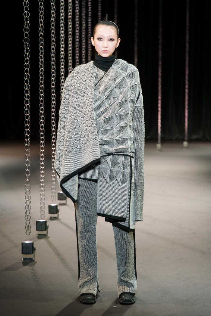 「HIROKO KOSHINO（ヒロココシノ）」、2025-26年秋冬コレクションを発表