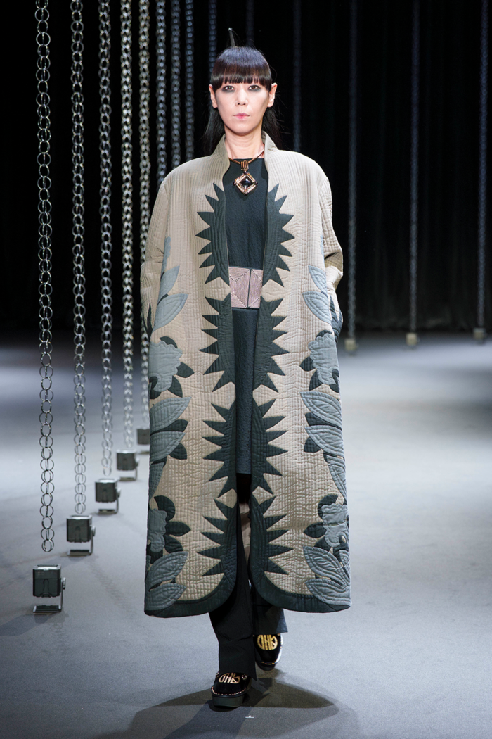 「HIROKO KOSHINO（ヒロココシノ）」、2025-26年秋冬コレクションを発表