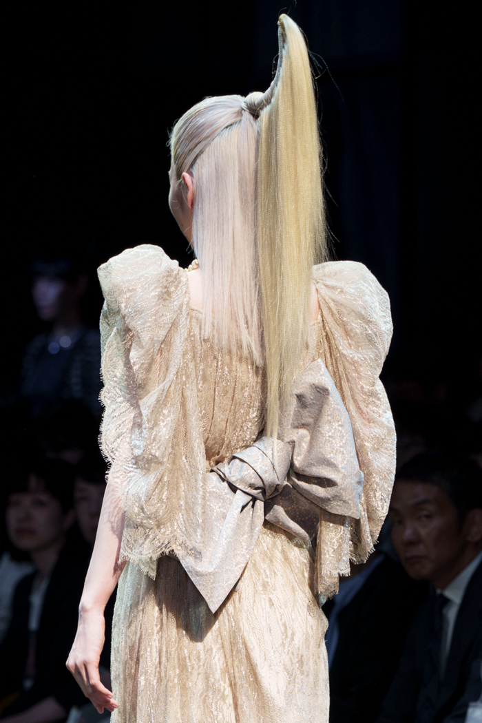 「HIROKO KOSHINO（ヒロココシノ）」、2025-26年秋冬コレクションを発表
