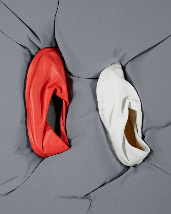 「ISSEY MIYAKE（イッセイ ミヤケ）」、「Camper（カンペール）」とパートナーシップ　初のコラボシューズ「Peu Form」発売