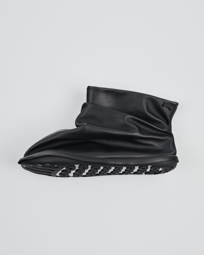 「ISSEY MIYAKE（イッセイ ミヤケ）」、「Camper（カンペール）」とパートナーシップ　初のコラボシューズ「Peu Form」発売