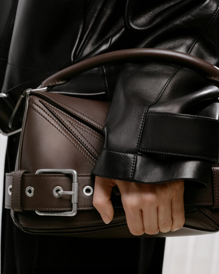 「LOEWE（ロエベ）」、バイカージャケットに着想を得た「パズル バイカー バッグ」を発売　