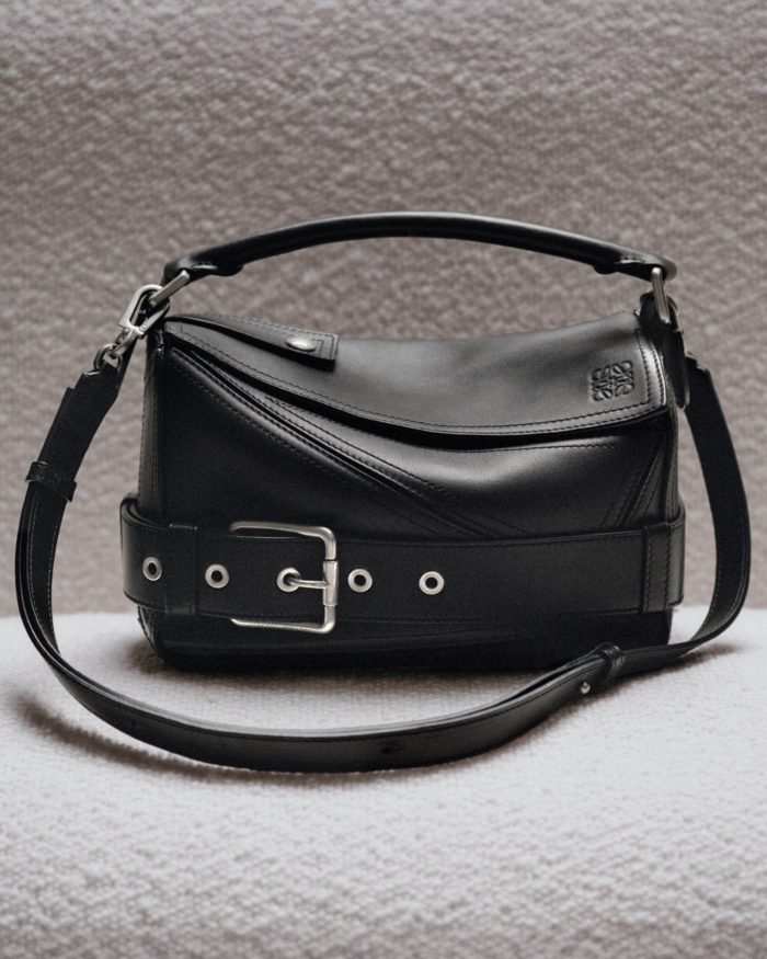 「LOEWE（ロエベ）」、バイカージャケットに着想を得た「パズル バイカー バッグ」を発売　