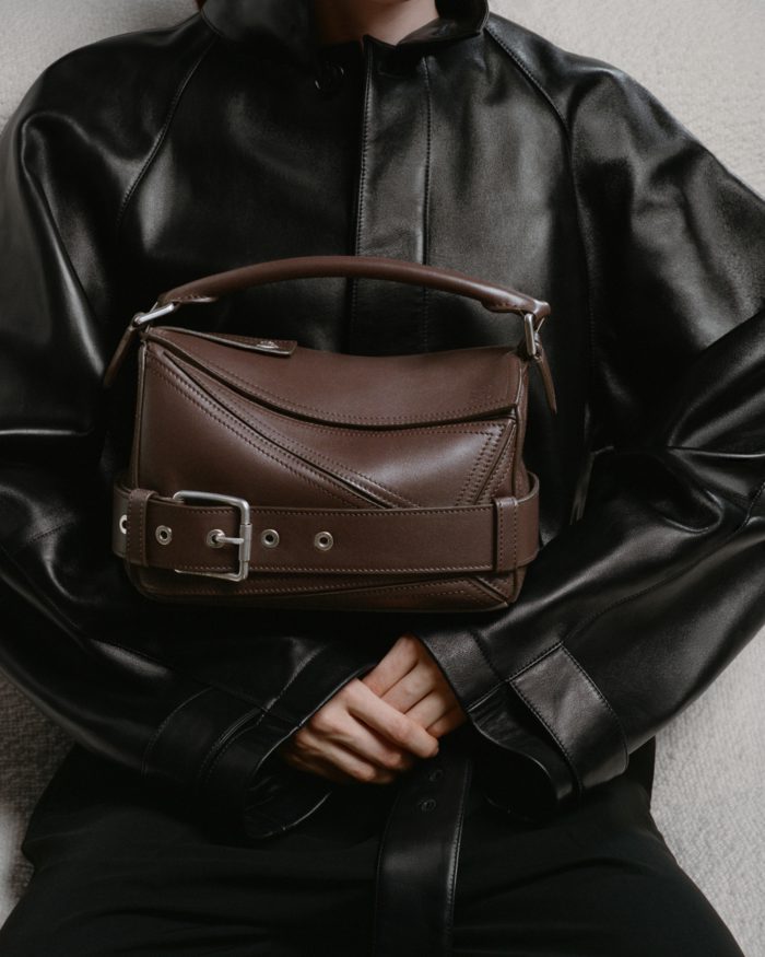 「LOEWE（ロエベ）」、バイカージャケットに着想を得た「パズル バイカー バッグ」を発売　