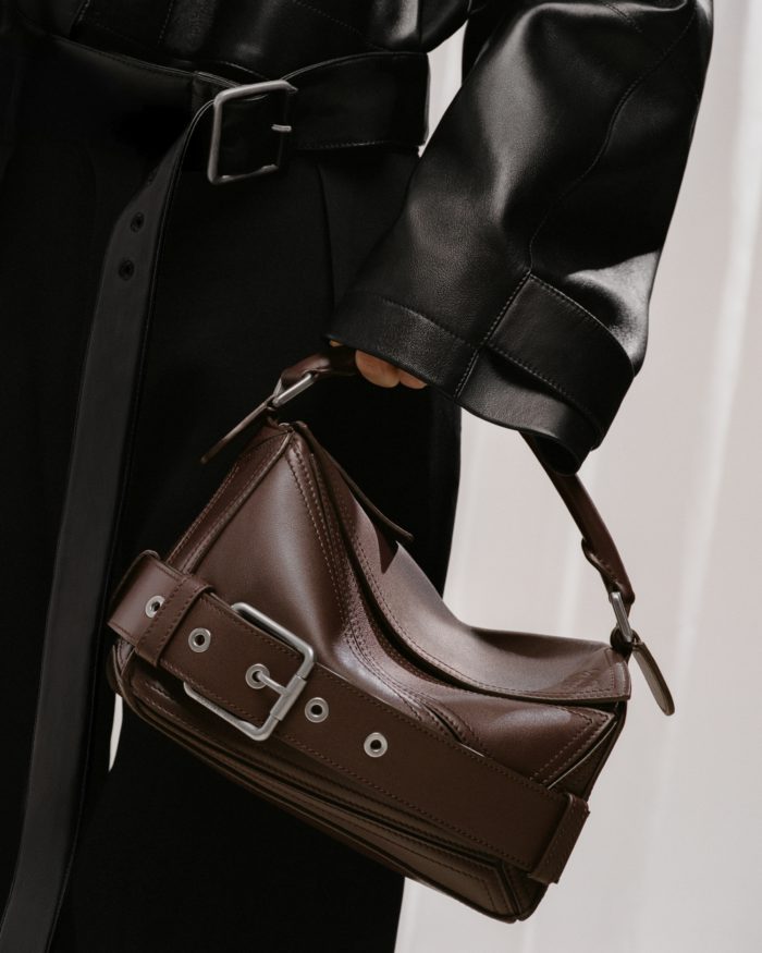 「LOEWE（ロエベ）」、バイカージャケットに着想を得た「パズル バイカー バッグ」を発売　