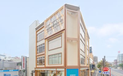 コメ兵、横浜駅西口に旗艦店「KOMEHYO YOKOHAMA」をオープン　4フロアのラグジュアリー殿堂　青いハンガーで宝探し