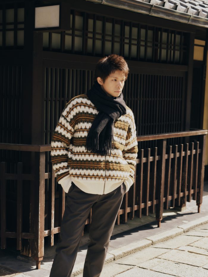 バナナ・リパブリック、Number_i 岸優太さんが京都で魅せるタイムレスな洗練スタイル