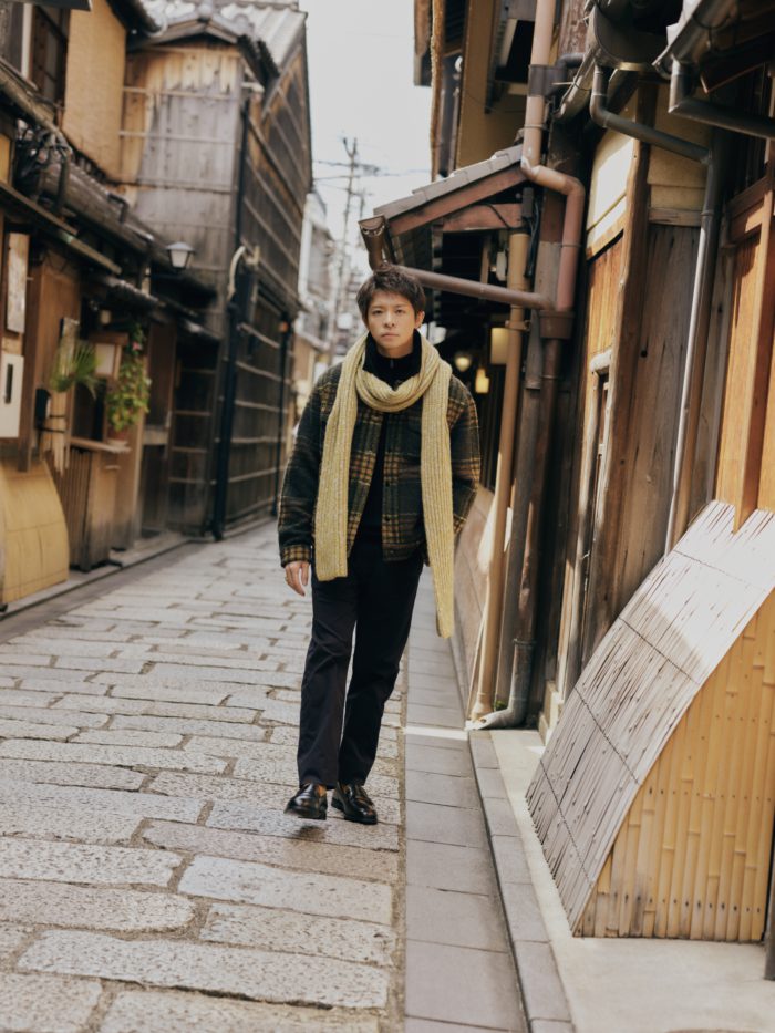 バナナ・リパブリック、Number_i 岸優太さんが京都で魅せるタイムレスな洗練スタイル
