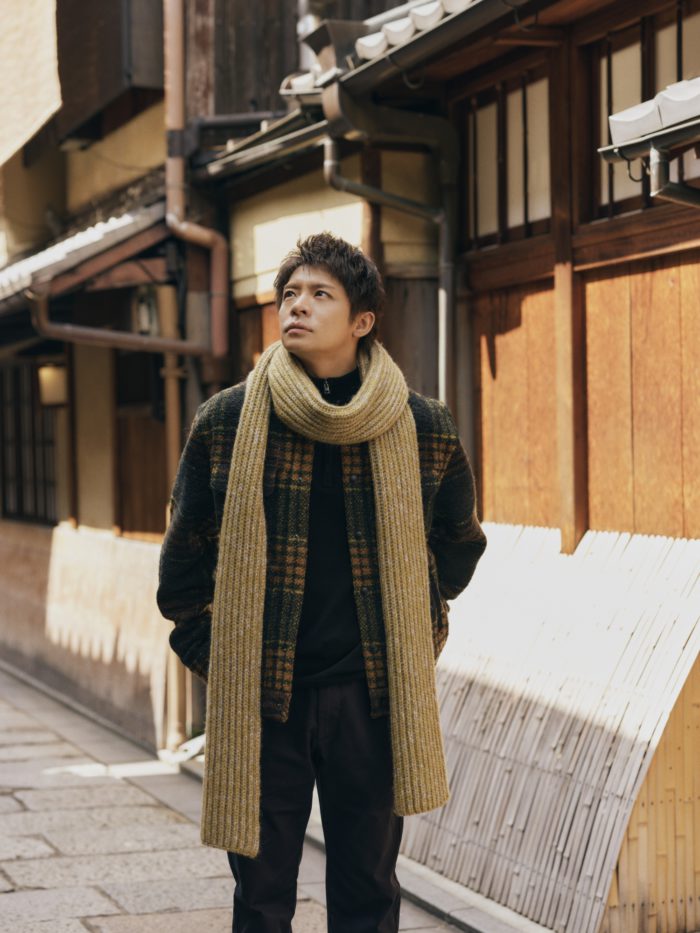 バナナ・リパブリック、Number_i 岸優太さんが京都で魅せるタイムレスな洗練スタイル