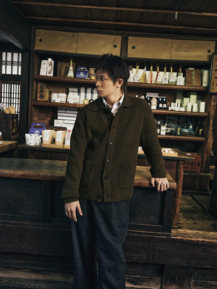 バナナ・リパブリック、Number_i 岸優太さんが京都で魅せるタイムレスな洗練スタイル