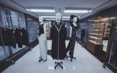 「トム ブラウン 銀座」がグランドオープン　メットガラの名ルックが日本初公開