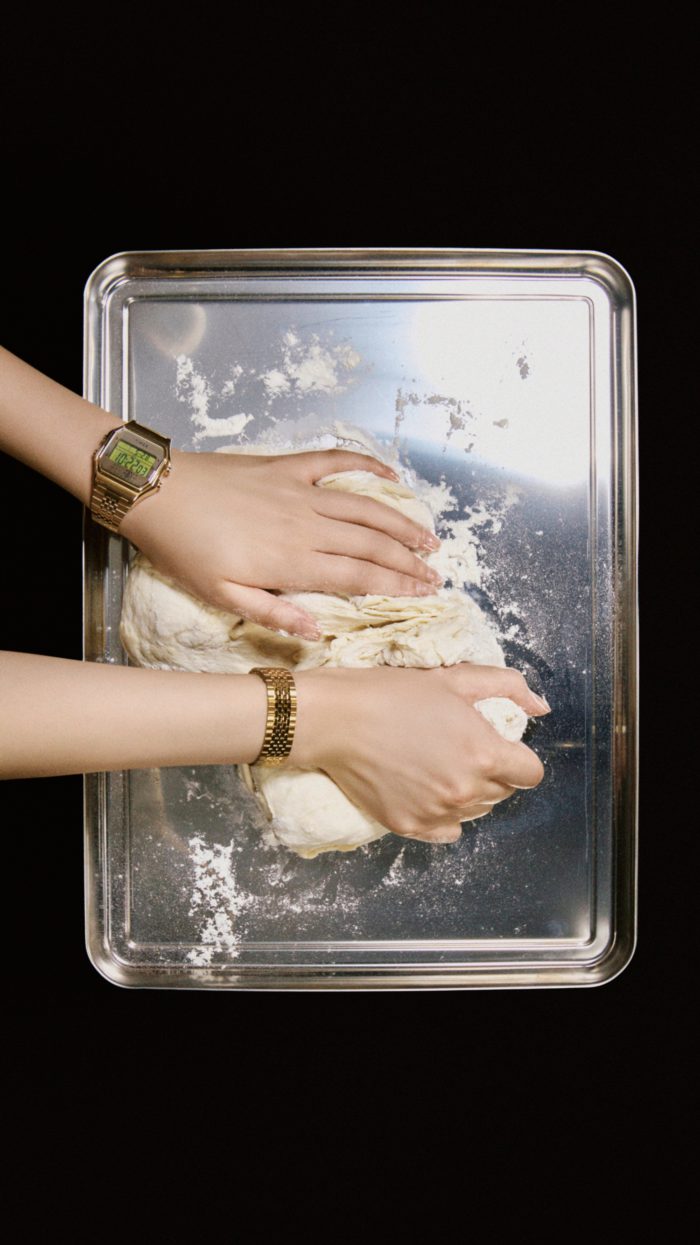 「MM6 Maison Margiela(エムエム6 メゾン マルジェラ)」と「タイメックス」、2025年秋冬コレクションを発表