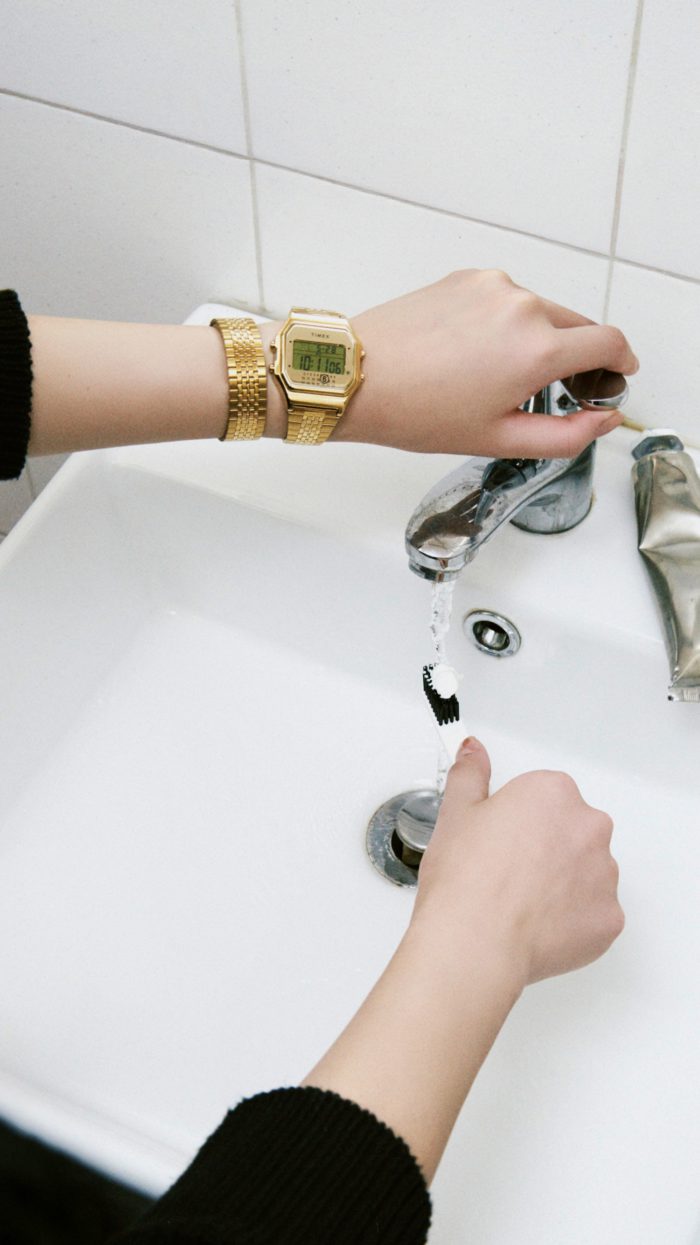 「MM6 Maison Margiela(エムエム6 メゾン マルジェラ)」と「タイメックス」、2025年秋冬コレクションを発表