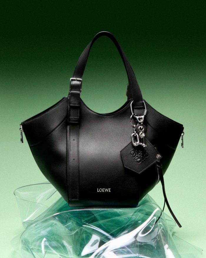 「LOEWE(ロエベ)」、猫をあしらったホリデーコレクション発売