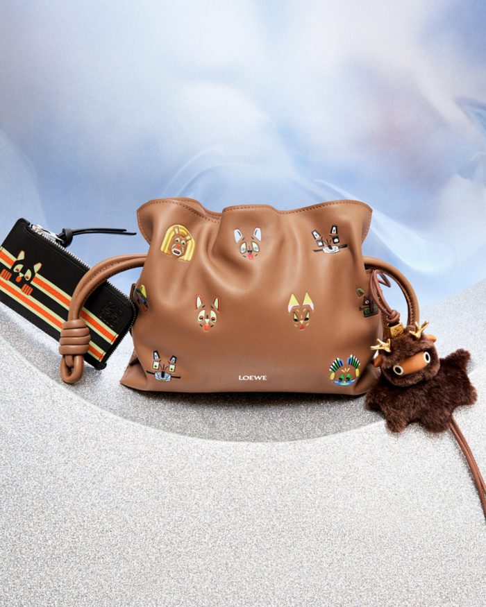 「LOEWE(ロエベ)」、猫をあしらったホリデーコレクション発売
