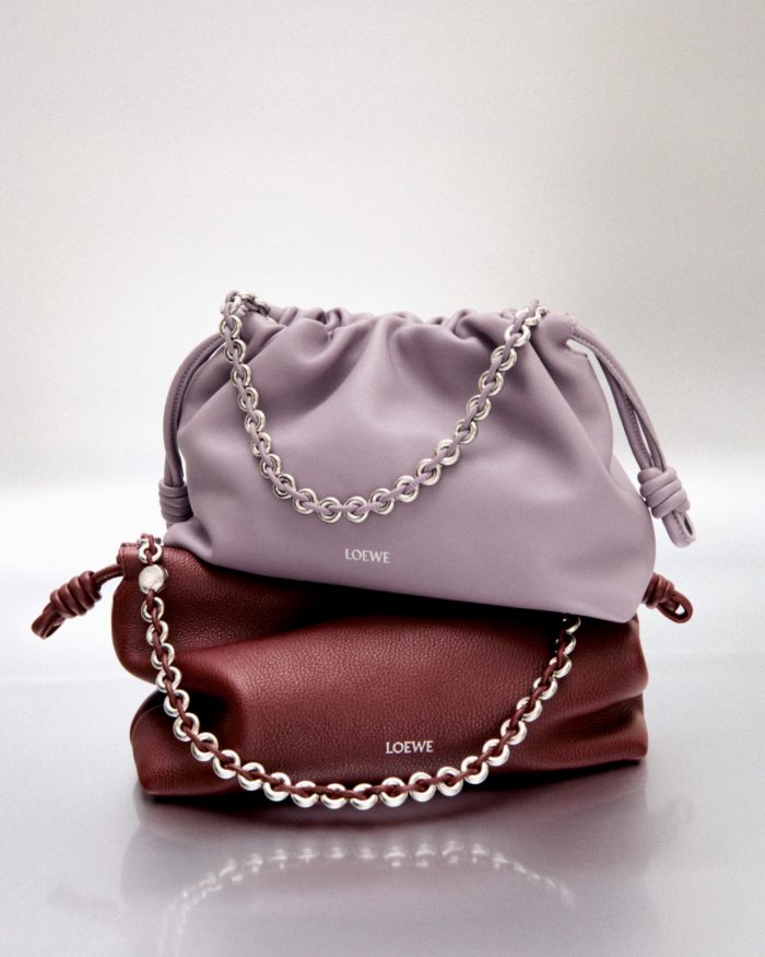 「LOEWE(ロエベ)」、猫をあしらったホリデーコレクション発売