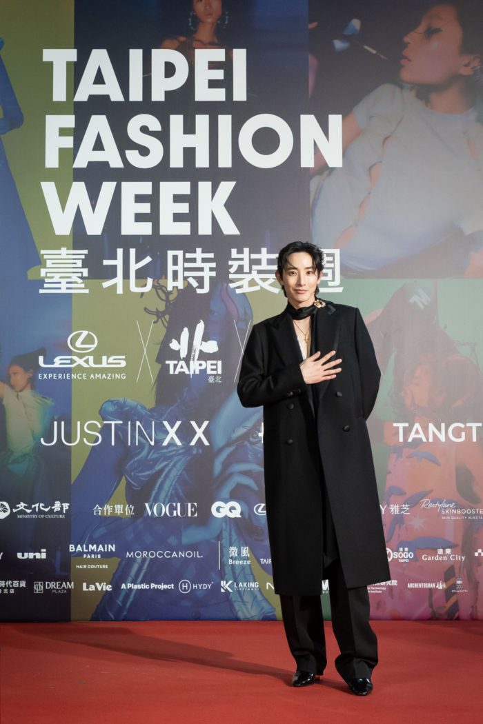 Dolce & Gabbanaを纏いレッドカーペットに登場した韓国俳優イ・スヒョクさん