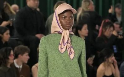 “真知子巻き”は性別を超えて　通年スタイルに進化するスカーフ使い