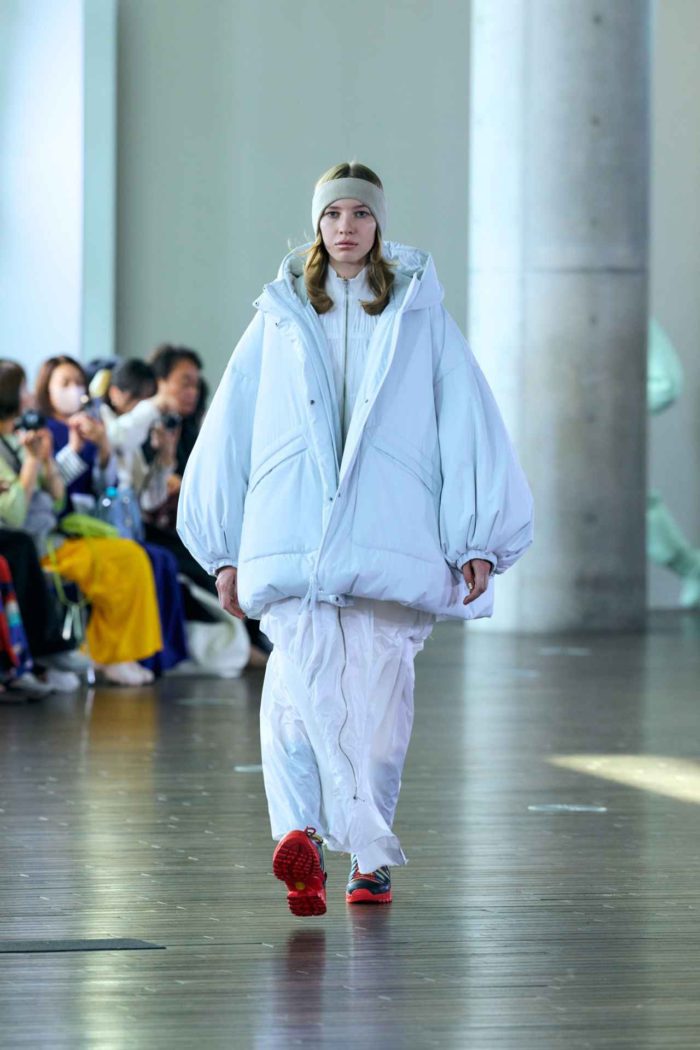 「någonstans(ナゴンスタンス)」に学ぶ、着ぶくれしないアウターコーデ術