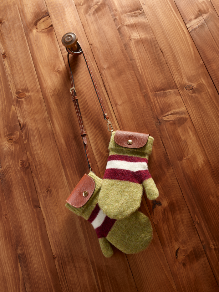 「LONGCHAMP（ロンシャン）」、セーターやビーニー、ミトンがバッグになった「ル プリアージュ®」が登場