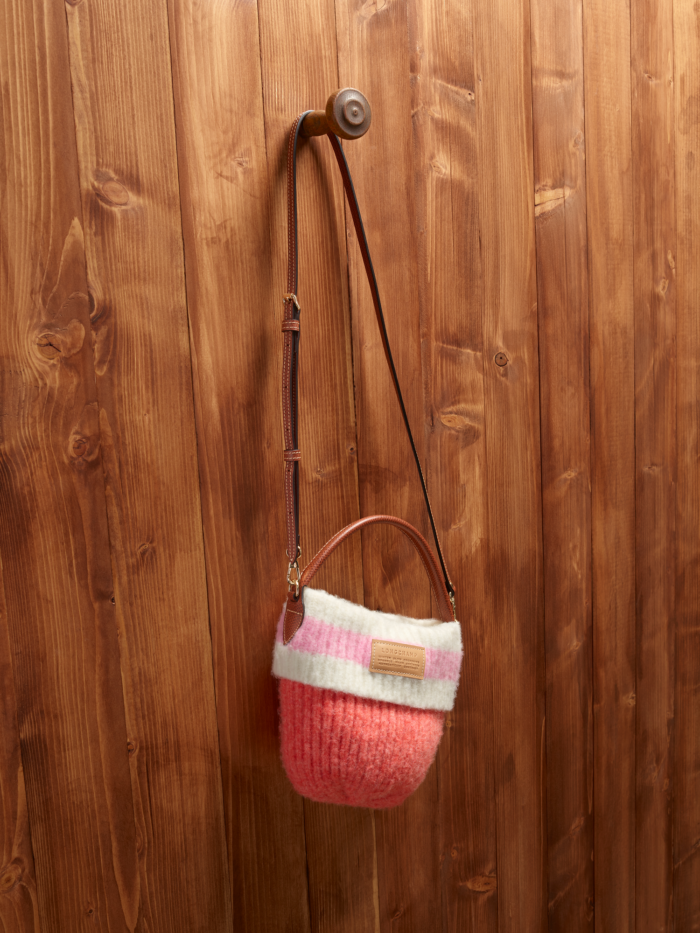 「LONGCHAMP（ロンシャン）」、セーターやビーニー、ミトンがバッグになった「ル プリアージュ®」が登場