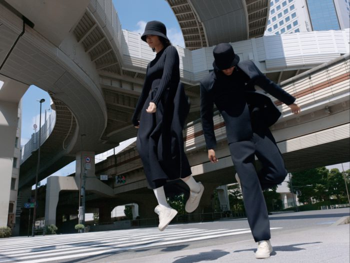 「CFCL」、VEJAとのコラボスニーカー「V-90」を発売