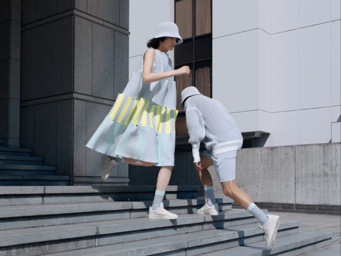 「CFCL」、VEJAとのコラボスニーカー「V-90」を発売