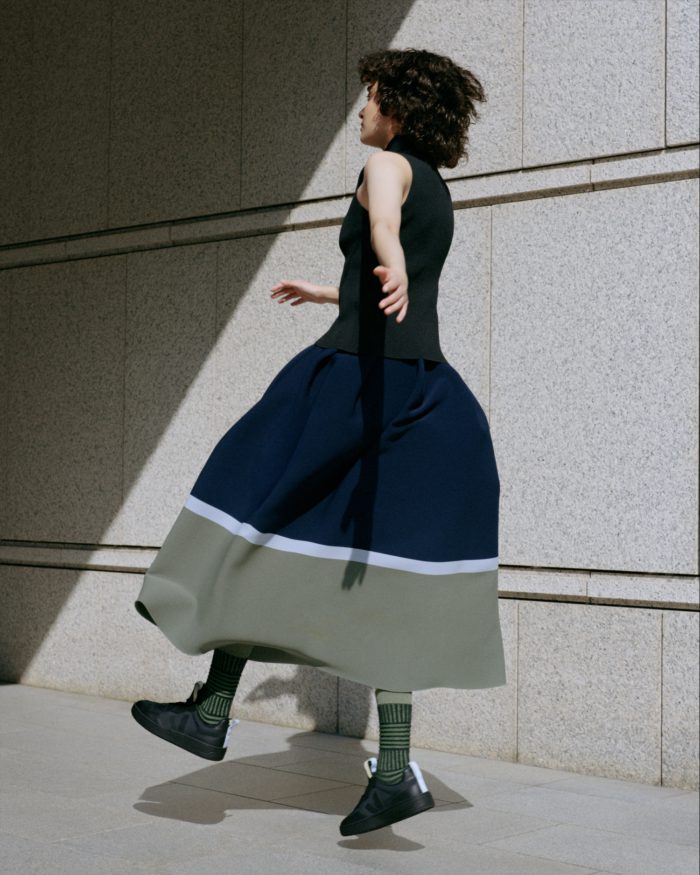 「CFCL」、VEJAとのコラボスニーカー「V-90」を発売　