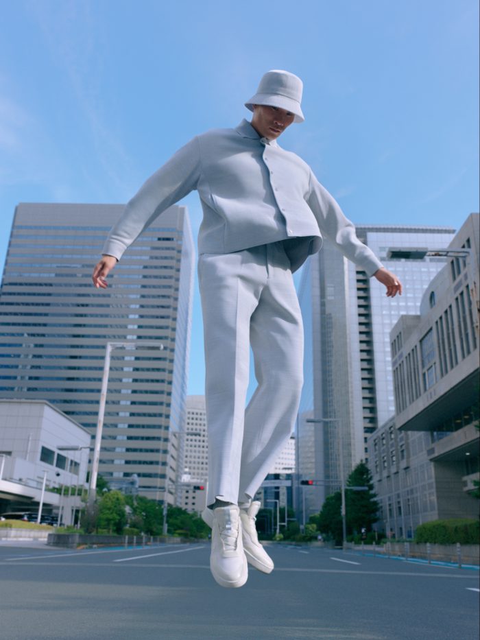 「CFCL」、VEJAとのコラボスニーカー「V-90」を発売　