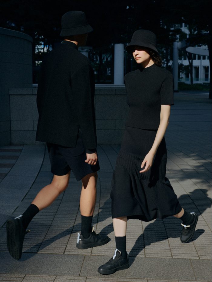 「CFCL」、VEJAとのコラボスニーカー「V-90」を発売　