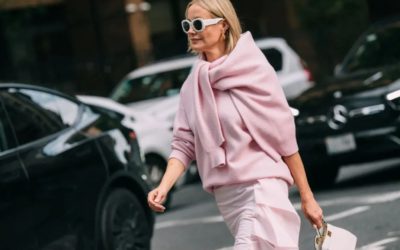 色も柄も味方にする、肩巻きニットの着こなし