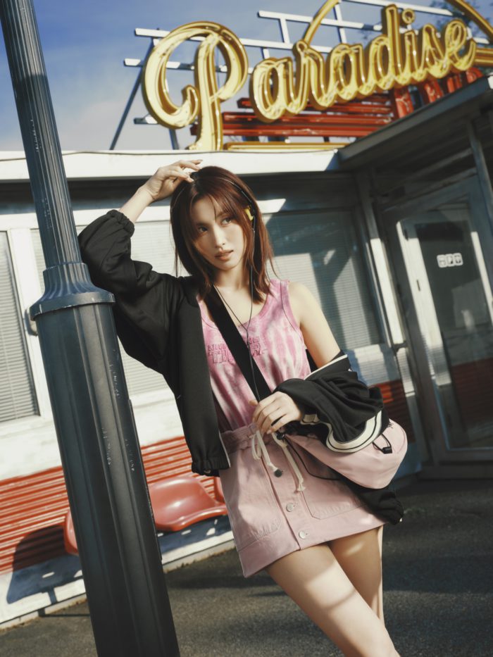 「Onitsuka Tiger（オニツカタイガー）」、「DENIVITA」のキャンペーンビジュアルを公開　TWICEのMOMO氏を起用