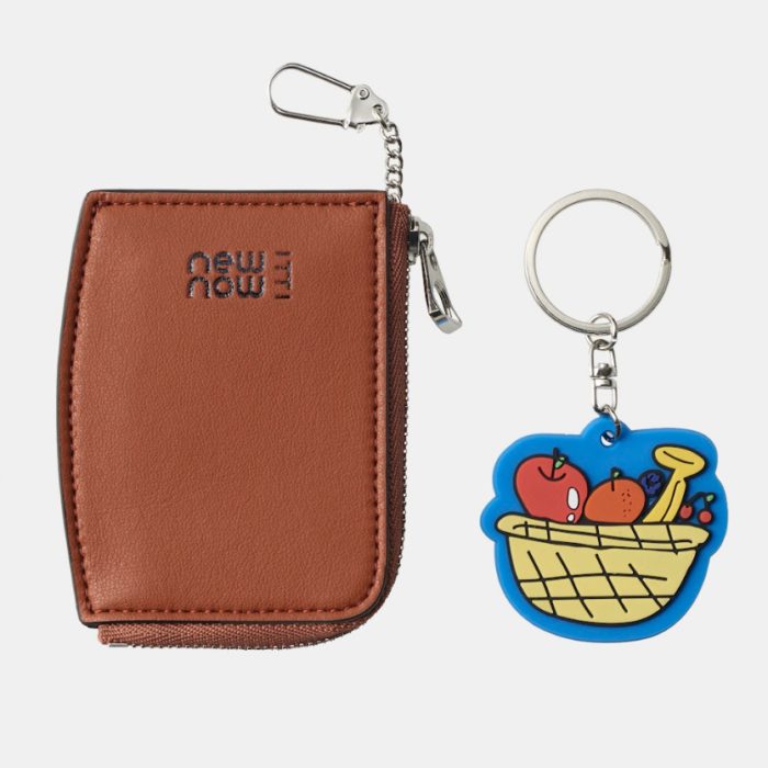 Key Coin Charm ¥16,940 (税込) ITTIとのコラボレーションアイテム。環境保全のために伐採された竹から作られた、 丈夫でサスティナブルな素材「バンブレナ」を使用。 フルーツチャームとセットで販売。