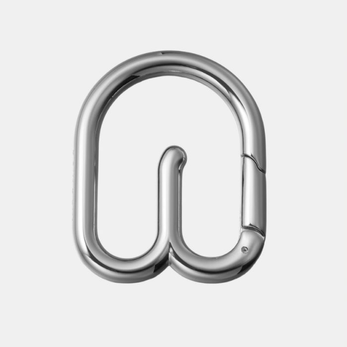 Carabiner Charm ¥5,940(税込) POPUP期間中、会場にてパンツをご購入のお客様には、ITTIコラボレーション〈カラビナ〉をプレゼント。*数量限定。なくなり次第終了