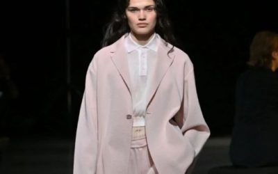 2026年のトレンドカラー“ハートフェルト･ピンク”で描く、甘さを引き算したスタイル