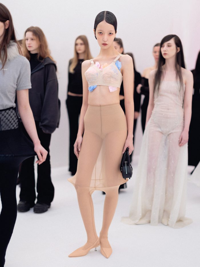 「AVAVAV(アヴァヴァヴ)」、 2026-27年秋冬コレクションを発表