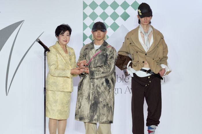 NFDT_フリー部門_東京都知事賞 大賞_大西 洋太朗さんと小池知事