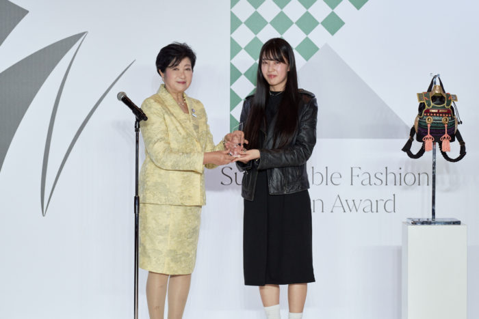 SFDA_ファッショングッズ部門_東京都知事賞 大賞_八木 香菜子さんと小池知事