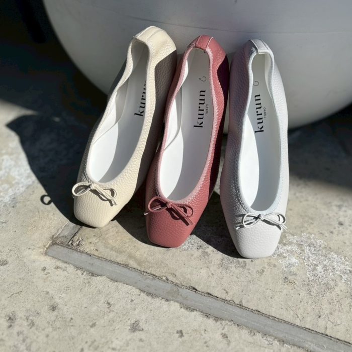 「kurun TOKYOクルントウキョウ)」から新作バレエシューズ「Zoe」登場　ミニマルモードなデザイン