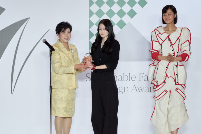 NFDT_インクルーシブデザイン部門_東京都知事賞 大賞_マックファーレン 七海さんと小池知事