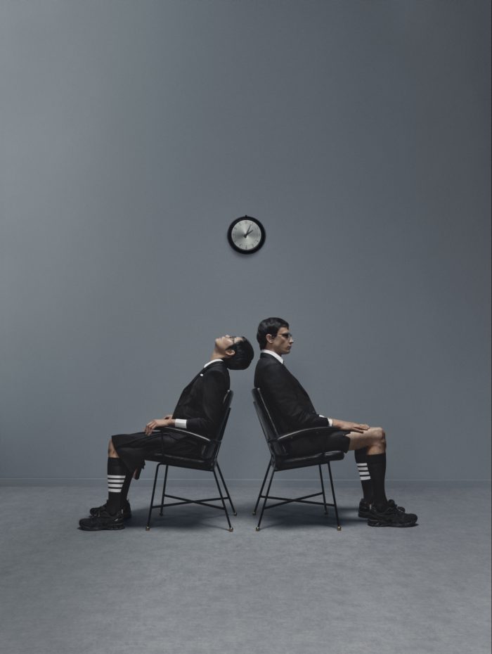 「THOM BROWNE(トム ブラウン)」、「ASICS(アシックス)」とのコラボスニーカーを発売