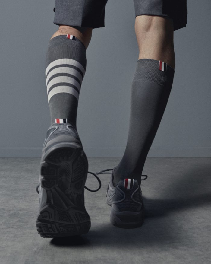 「THOM BROWNE(トム ブラウン)」、「ASICS(アシックス)」とのコラボスニーカーを発売