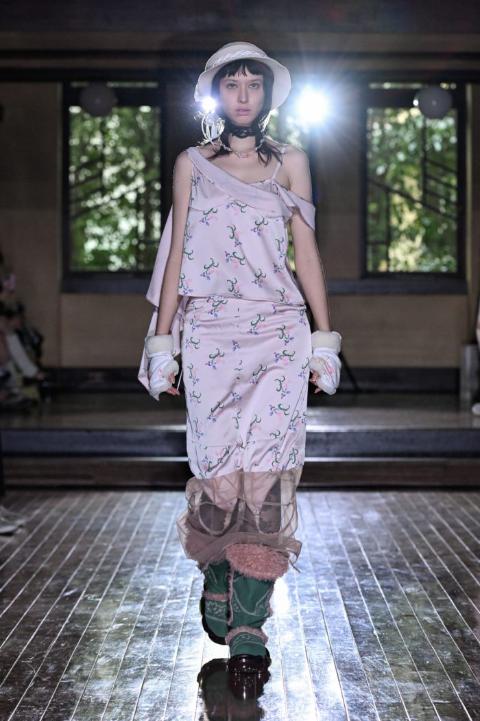 「YUEQI QI（ユェチ・チ）」、2026-27年秋冬コレクションを発表