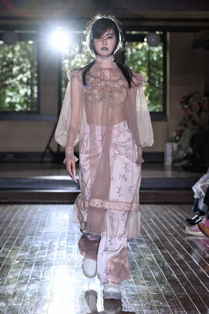 「YUEQI QI（ユェチ・チ）」、2026-27年秋冬コレクションを発表