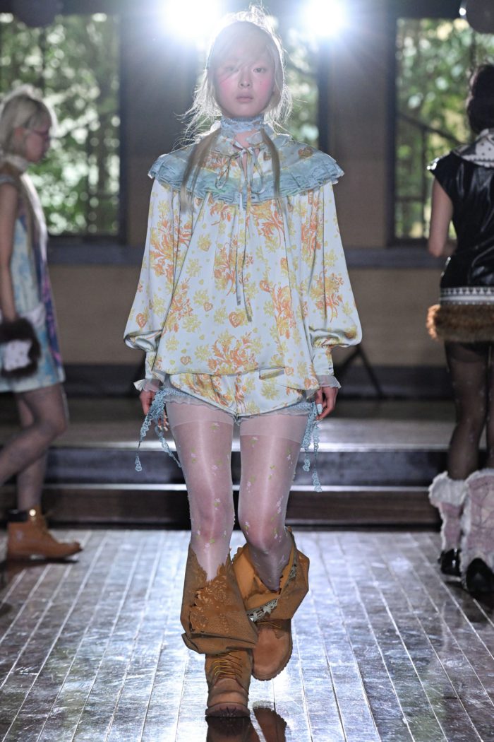 「YUEQI QI（ユェチ・チ）」、2026-27年秋冬コレクションを発表