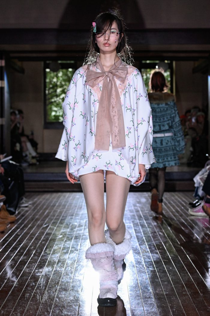 「YUEQI QI（ユェチ・チ）」、2026-27年秋冬コレクションを発表